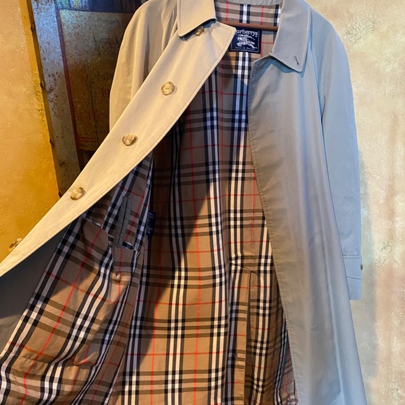 Classic Burberrys London Trench Coat - Picture 7 of 16